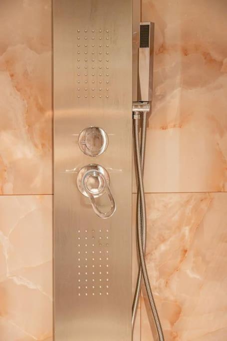 Smaragdi Luxury Jacuzzi Apartment Noho Premium Living Atina Dış mekan fotoğraf