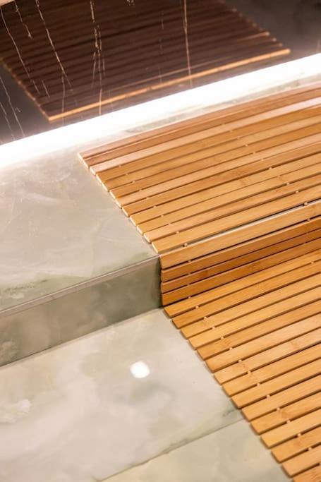 Smaragdi Luxury Jacuzzi Apartment Noho Premium Living Atina Dış mekan fotoğraf