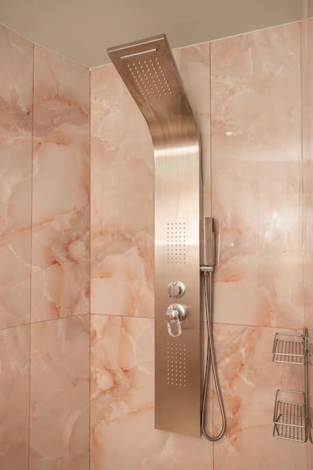 Smaragdi Luxury Jacuzzi Apartment Noho Premium Living Atina Dış mekan fotoğraf