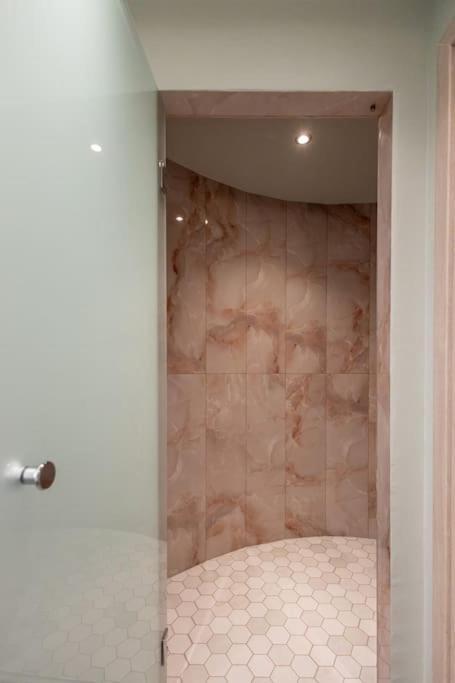 Smaragdi Luxury Jacuzzi Apartment Noho Premium Living Atina Dış mekan fotoğraf