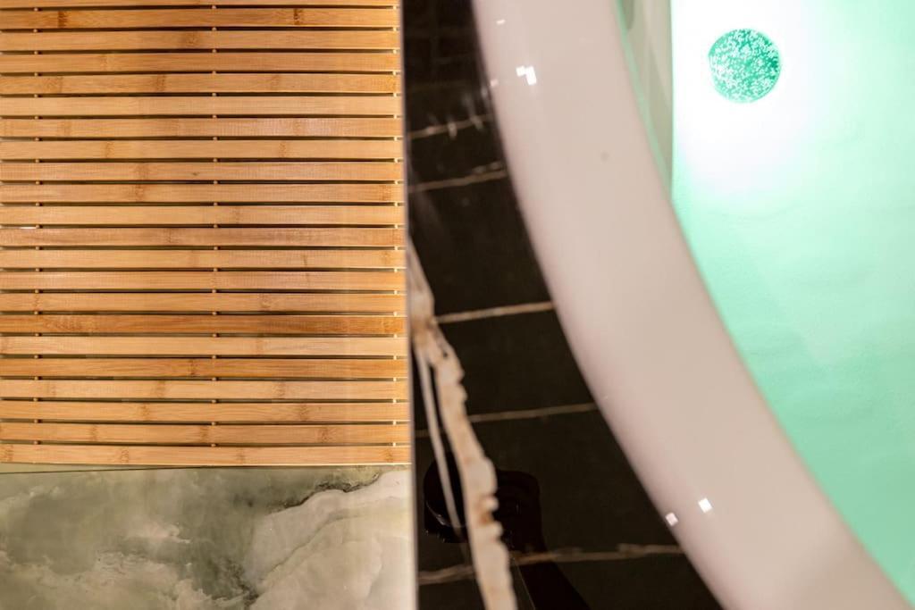 Smaragdi Luxury Jacuzzi Apartment Noho Premium Living Atina Dış mekan fotoğraf