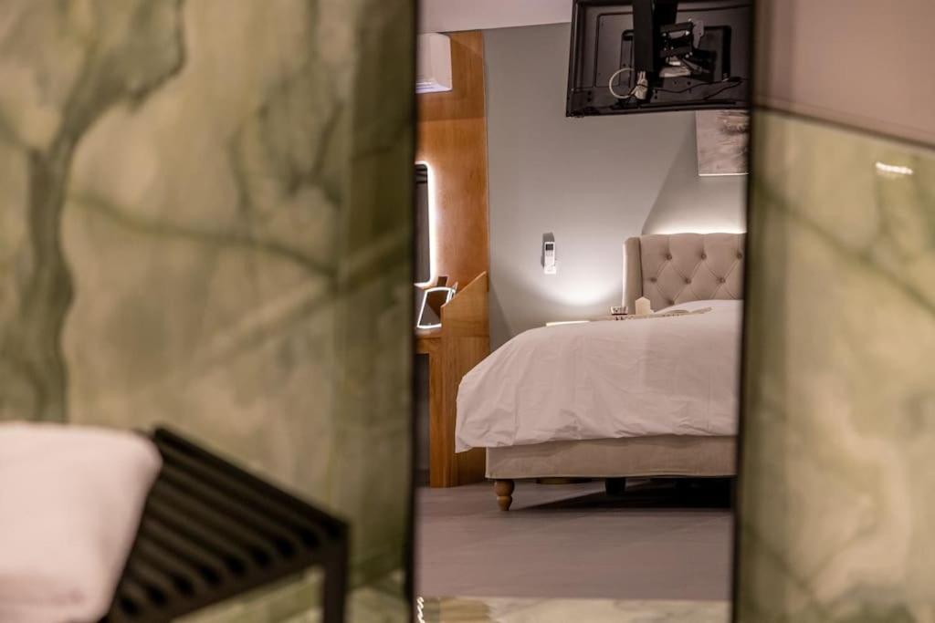 Smaragdi Luxury Jacuzzi Apartment Noho Premium Living Atina Dış mekan fotoğraf