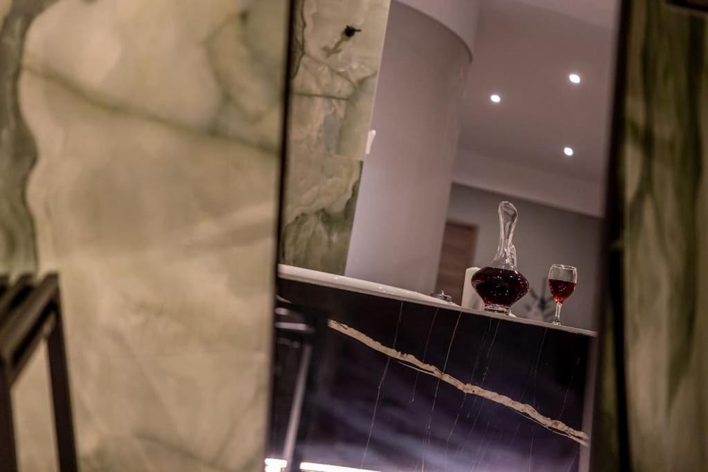 Smaragdi Luxury Jacuzzi Apartment Noho Premium Living Atina Dış mekan fotoğraf