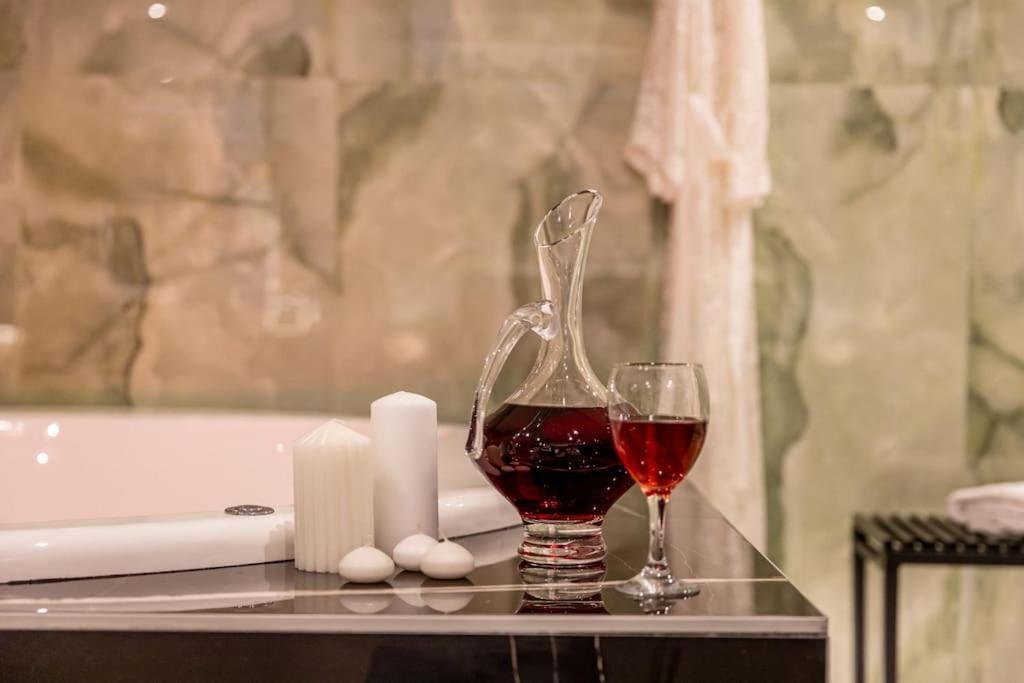 Smaragdi Luxury Jacuzzi Apartment Noho Premium Living Atina Dış mekan fotoğraf