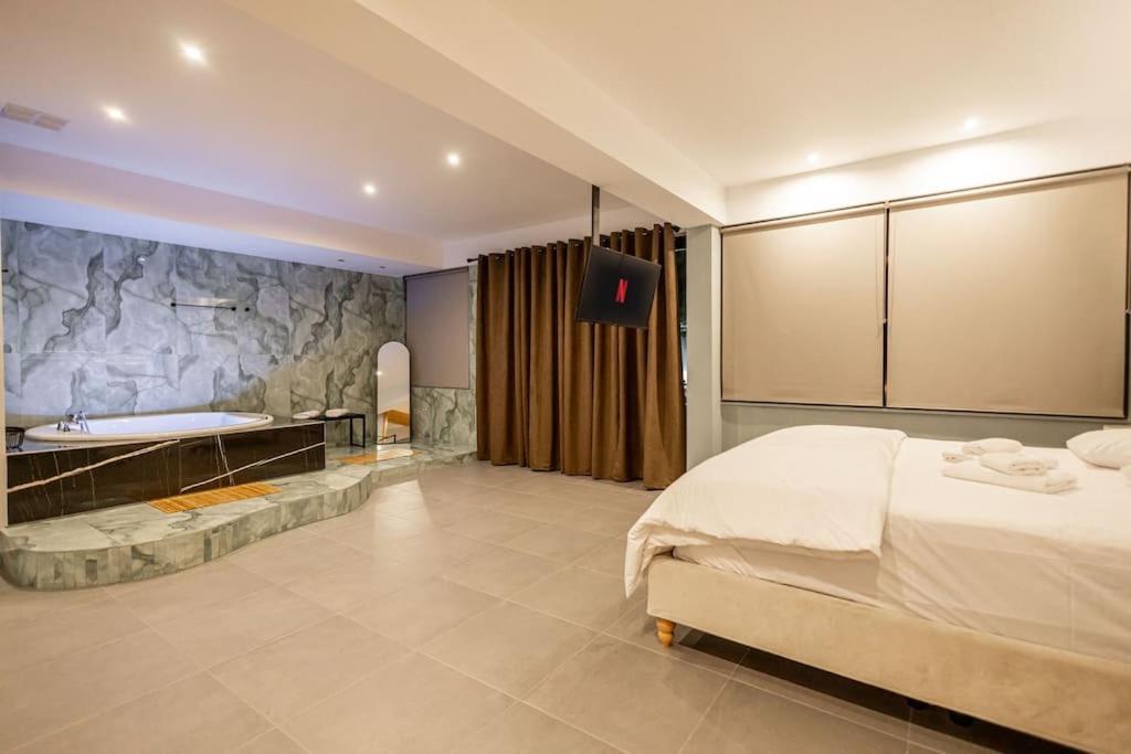 Smaragdi Luxury Jacuzzi Apartment Noho Premium Living Atina Dış mekan fotoğraf