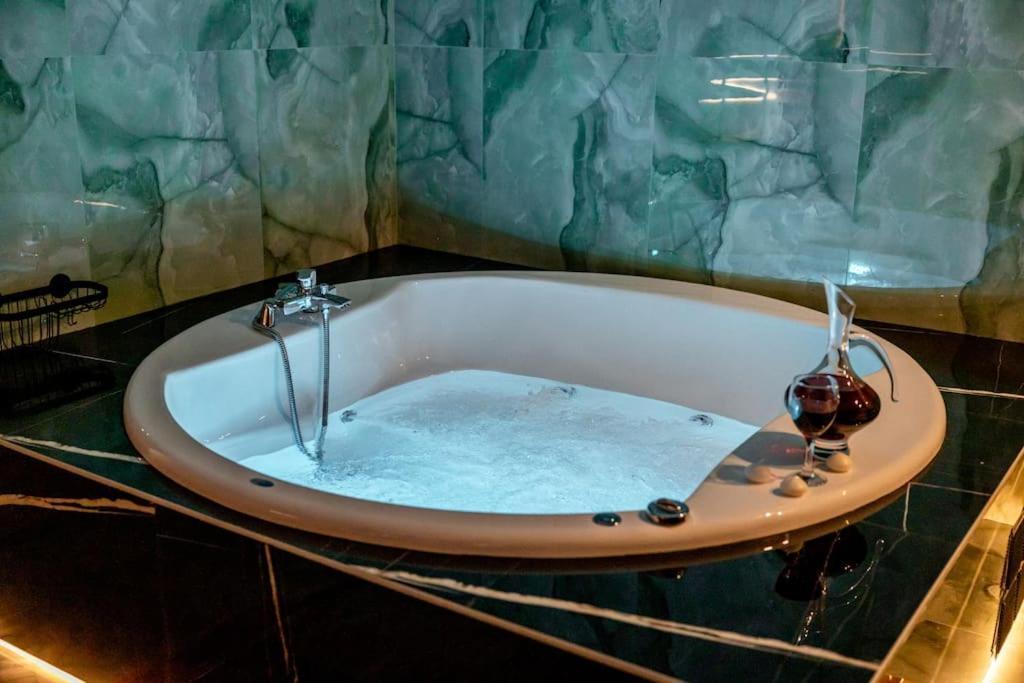 Smaragdi Luxury Jacuzzi Apartment Noho Premium Living Atina Dış mekan fotoğraf