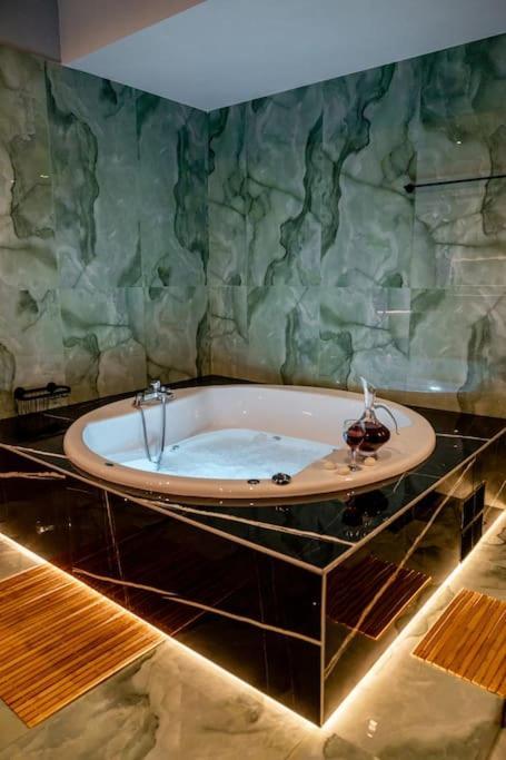 Smaragdi Luxury Jacuzzi Apartment Noho Premium Living Atina Dış mekan fotoğraf