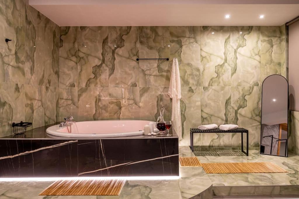 Smaragdi Luxury Jacuzzi Apartment Noho Premium Living Atina Dış mekan fotoğraf
