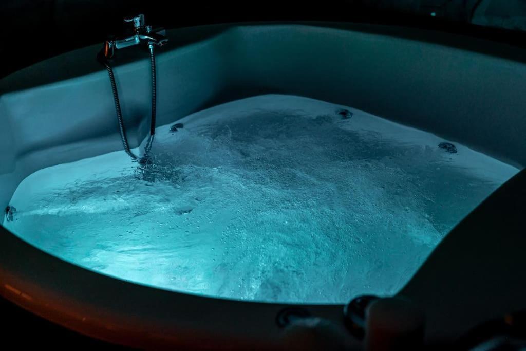 Smaragdi Luxury Jacuzzi Apartment Noho Premium Living Atina Dış mekan fotoğraf