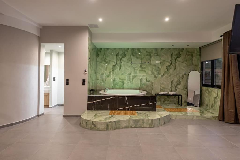 Smaragdi Luxury Jacuzzi Apartment Noho Premium Living Atina Dış mekan fotoğraf