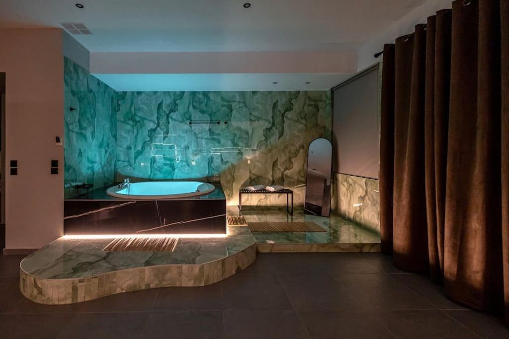 Smaragdi Luxury Jacuzzi Apartment Noho Premium Living Atina Dış mekan fotoğraf